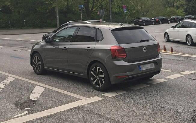 Visto de traseira, a nova geração do VW Polo se parece bastante com o Gol atualmente vendido no Brasil