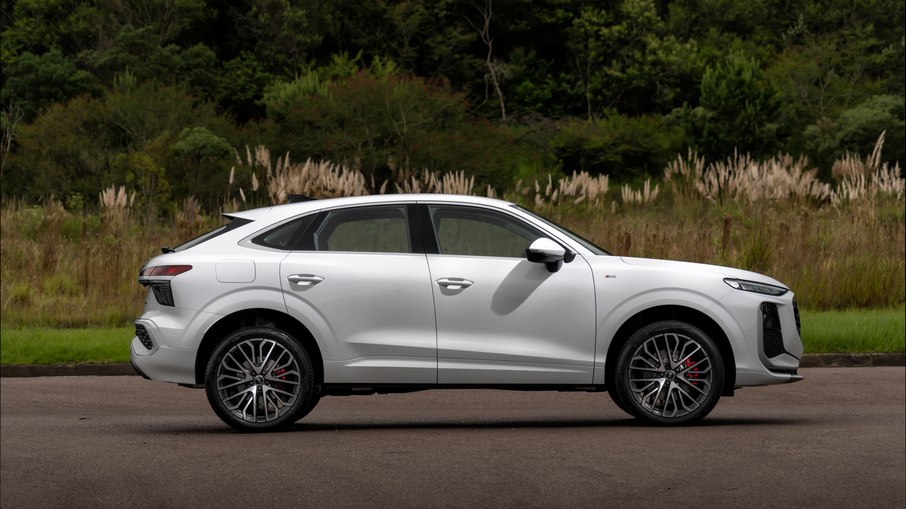 Perfil do Audi Q3 Sportback evidencia a silhueta coupé do SUV premium