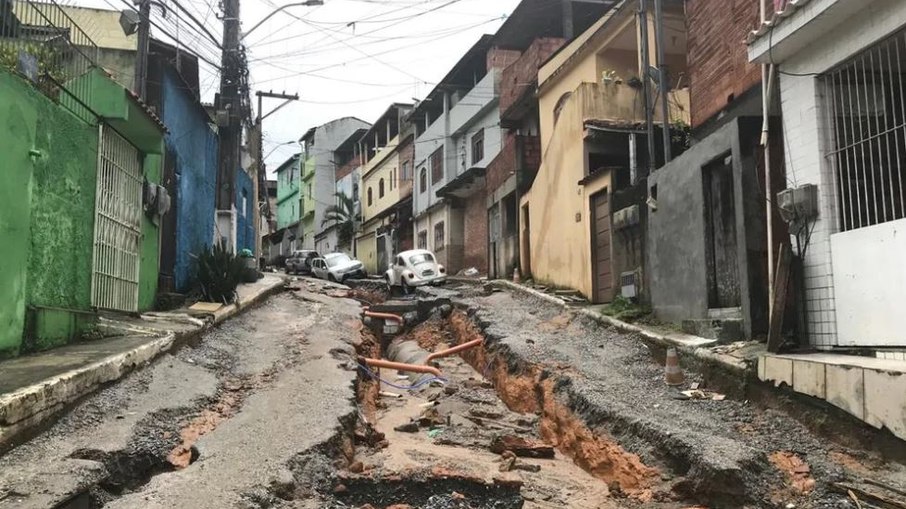 Cratera se abre em rua no município de Macaé no RJ