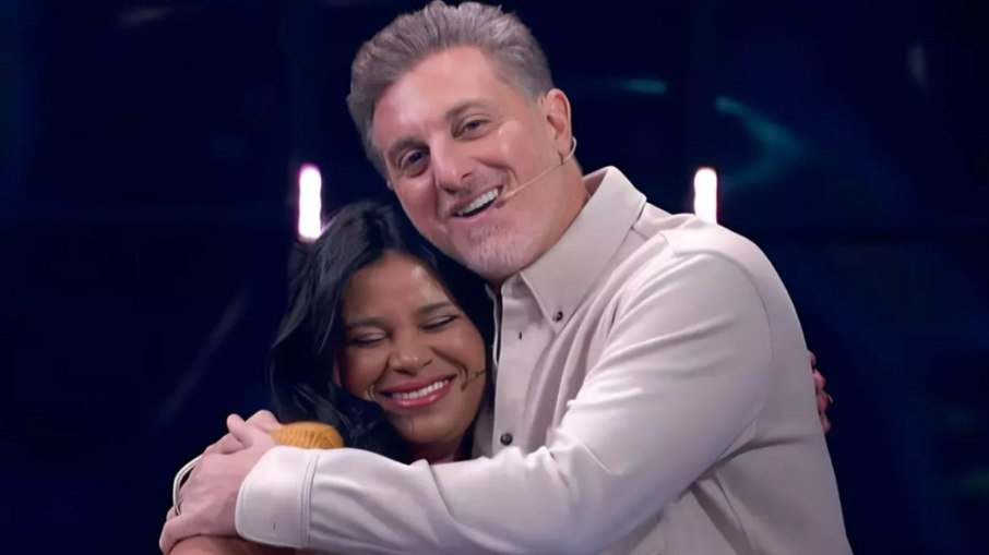 Luciano Huck abraça Eliza após momento Luciano Huck abraça Eliza após momento