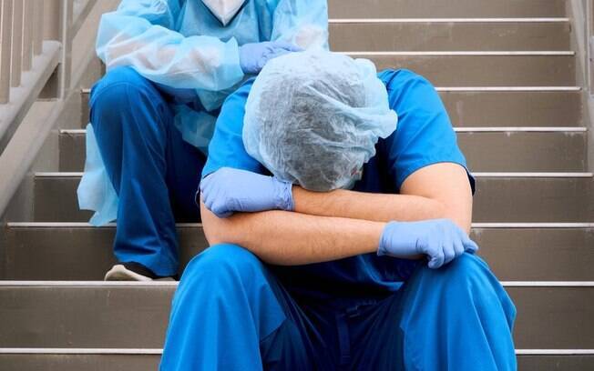 Do medo da covid-19 à desolação: enfermeiros enfrentam danos psicológicos do trabalho na pandemia