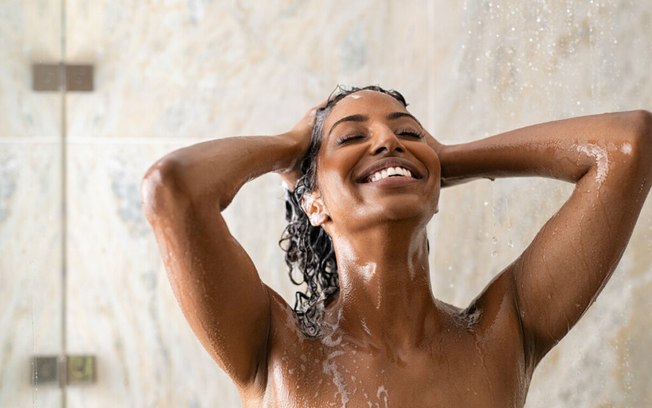 3 técnicas de lavagem para cabelos cacheados