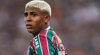 Atacante%20do%20Fluminense%2C%20John%20Kennedy%20%C3%A9%20acusado%20de%20bater%20em%20carro%20e%20fugir