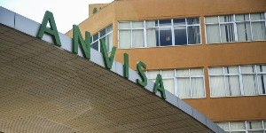 Anvisa proíbe "Xarope da Vovó", vitamina C e cúrcuma; entenda
