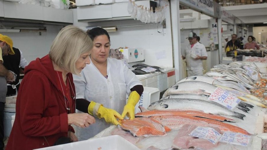 Os 20 boxes do mercado continuarão vendendo o salmão inteiro e fresco a partir de R$ 59,90 o quilo Os 20 boxes do mercado continuarão vendendo o salmão inteiro e fresco a partir de R$ 59,90 o quilo