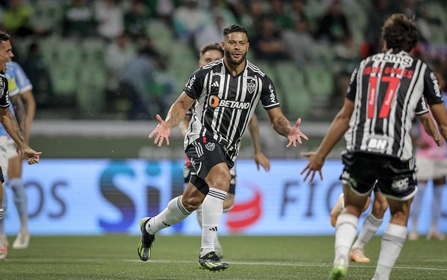 Hulk comemora gol em cima do Palmeiras com jogadores do Atlético-MG Foto: Reprodução