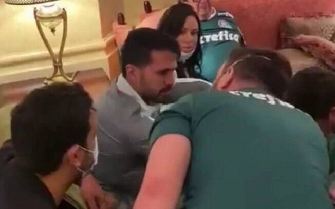 Luan é consolado por torcedores do Palmeiras após falha na decisão do Mundial de Clubes
