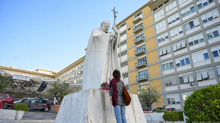 Papa%20Le%C3%A3o%2014%20recebe%20alta%20do%20hospital%20e%20pode%20voltar%20ao%20Vaticano