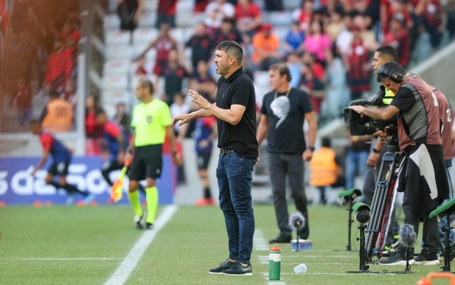 Coudet afirma, mesmo tendo sido derrotado para o Athletico-PR, estar orgulhoso do Inter