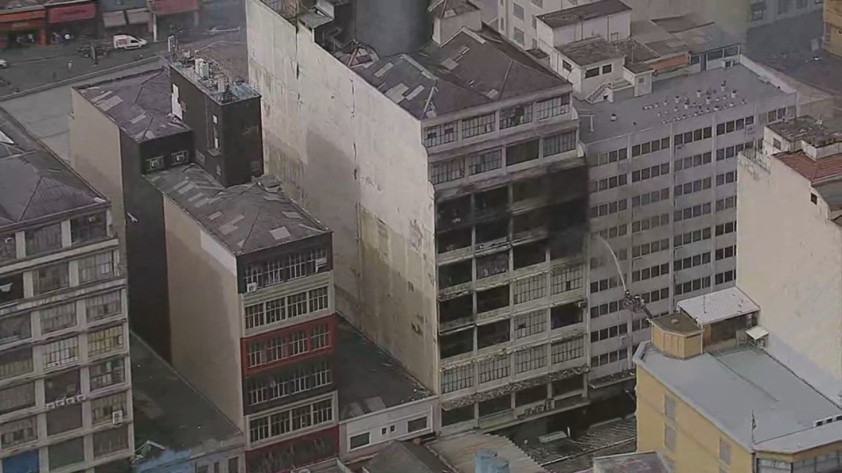 Bombeiros interromperam os trabalhos após risco de prédio em chamas desabar