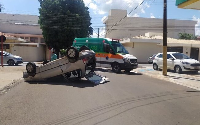 Uno capota após colisão no centro de São Carlos