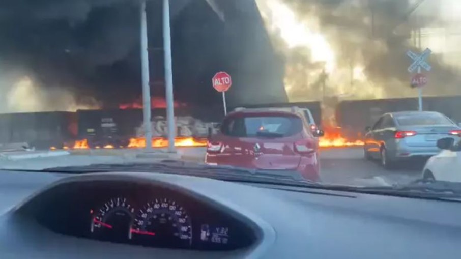 Momento em que o caminhão e o trem se chocam e causam o incêndio