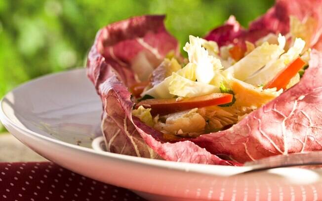 Foto da receita Salada de truta defumada com acelga e pimentão pronta.