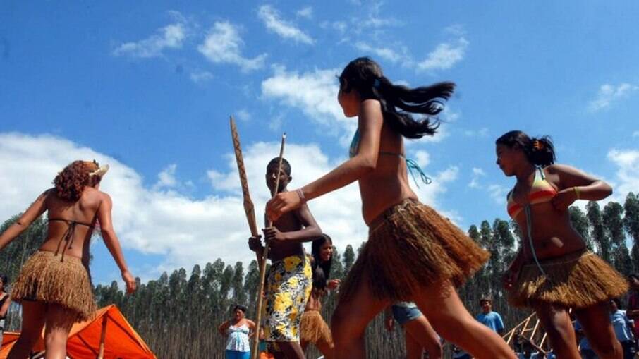 Meninas indígenas brincam em um acampamento