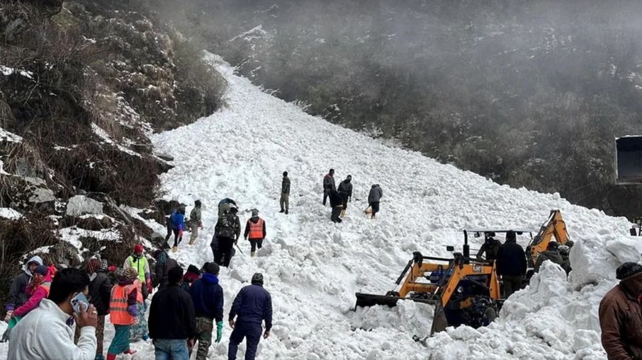 Avalanche na Índia mata sete turistas; outros estão presos