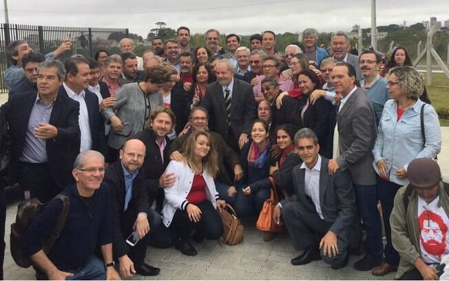 Dilma, lideranças da esquerda e parlamentares do PT receberam Lula no aeroporto de Curitiba