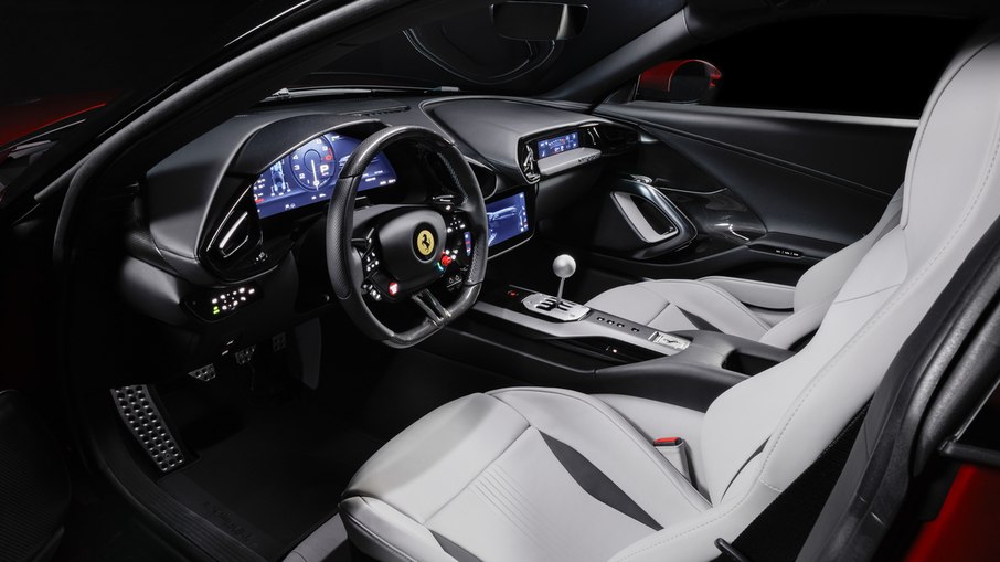 Ferrari 12Cilindri Manuale recria a sensação de trocas manuais com alavanca, embreagem eletrônica e respostas simuladas