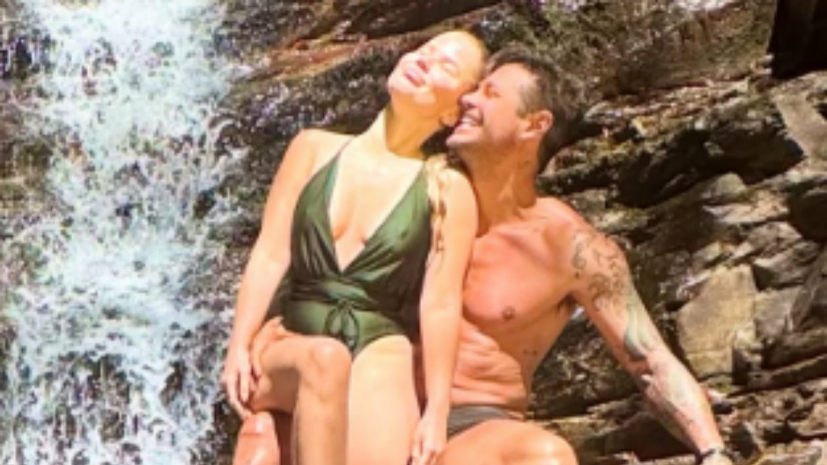 Dado Dolabella curte clima de romance com a namorada em cachoeira