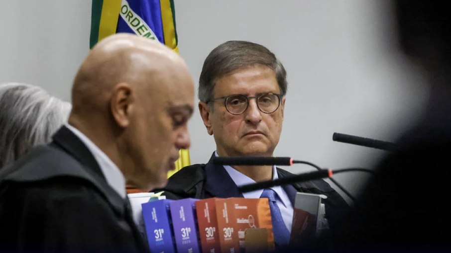 Alexandre de Moraes (e) e Paulo Gonet durante o julgamento da AP 2668 no STF