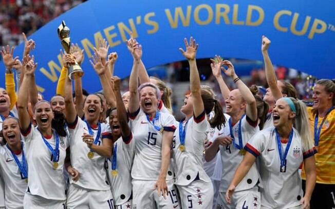 Federação dos EUA anuncia pagamento igual para seleções feminina e masculina de futebol