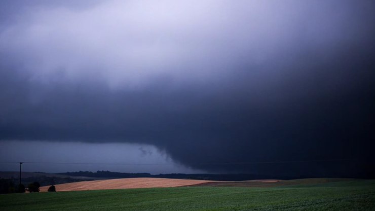 Paran%C3%A1%2C%20S%C3%A3o%20Paulo%20e%20Mato%20Grosso%20do%20Sul%20t%C3%AAm%20alerta%20para%20tornados