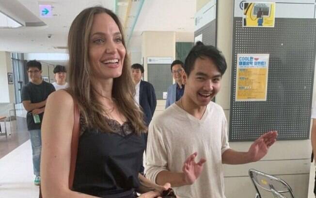 Angelina Jolie deixa o filho mais velho, Maddox, na universidade na Coréia do Sul