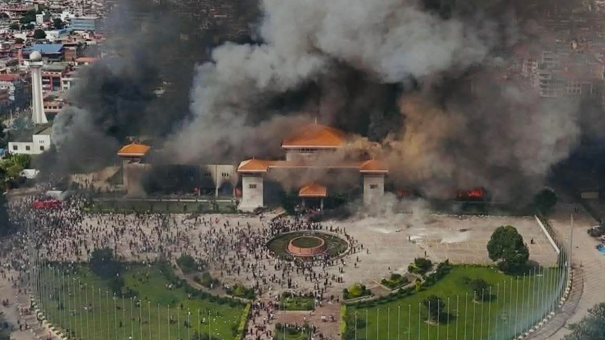 Manifestante queimaram prédios governamentais no Nepal Manifestante queimaram prédios governamentais no Nepal