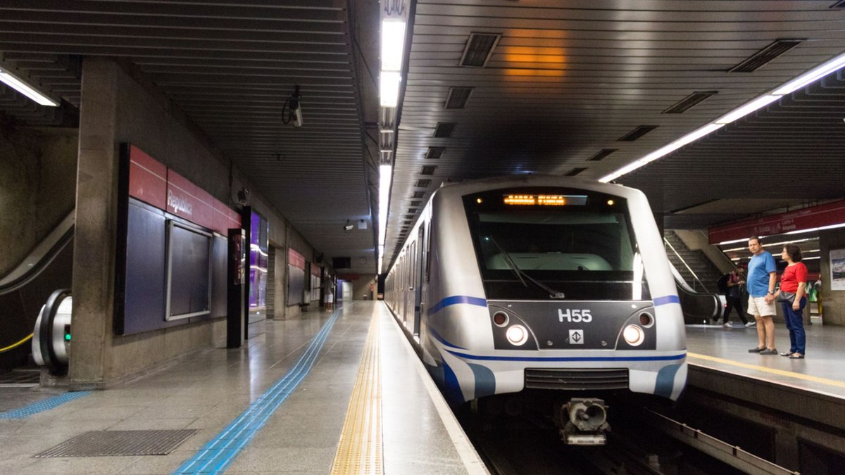 Linha 1-Azul do Metrô é fechada devido às fortes chuvas em SP
