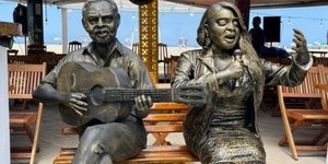 Estátua de Preta Gil é inaugurada ao lado da escultura do pai