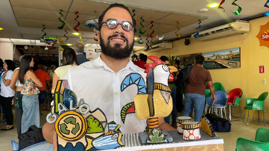 Maquete do carro abre-alas com o artista André Menezes