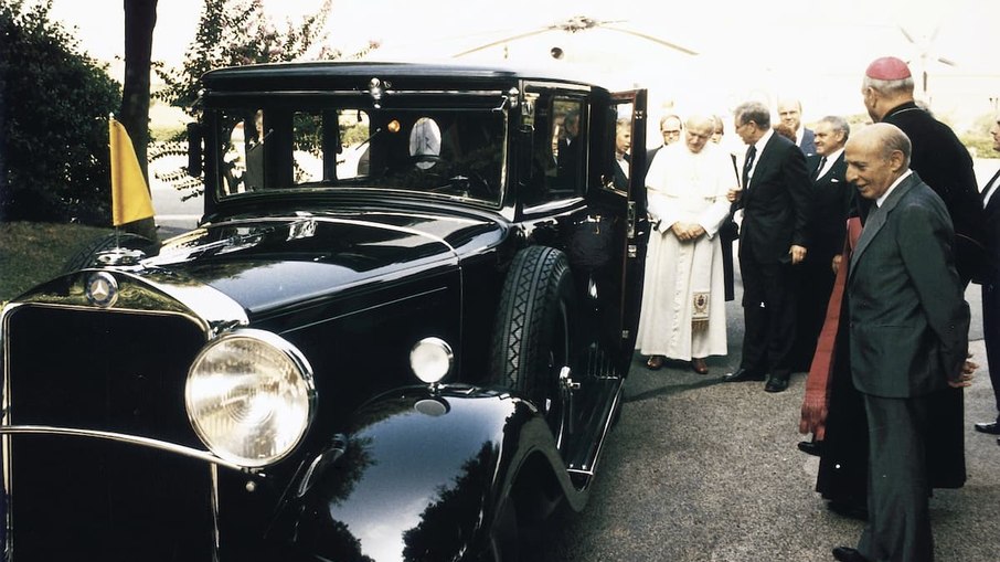 Papas utilizaram limusines como o Mercedes 300 Landaulet Papas utilizaram limusines como o Mercedes 300 Landaulet