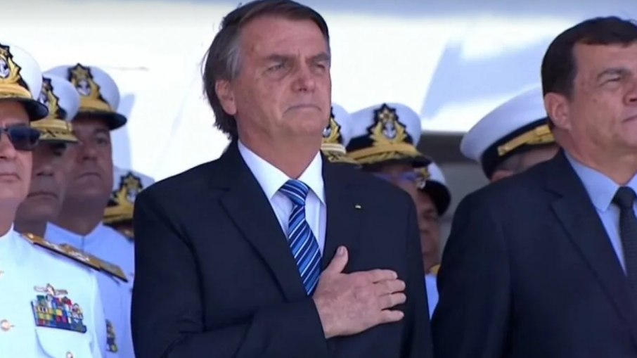 Bolsonaro volta a aparecer em eventos públicos, mas permanece em silêncio