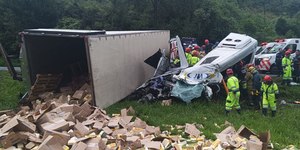 Carreta tomba sobre van e deixa seis mortos após assalto