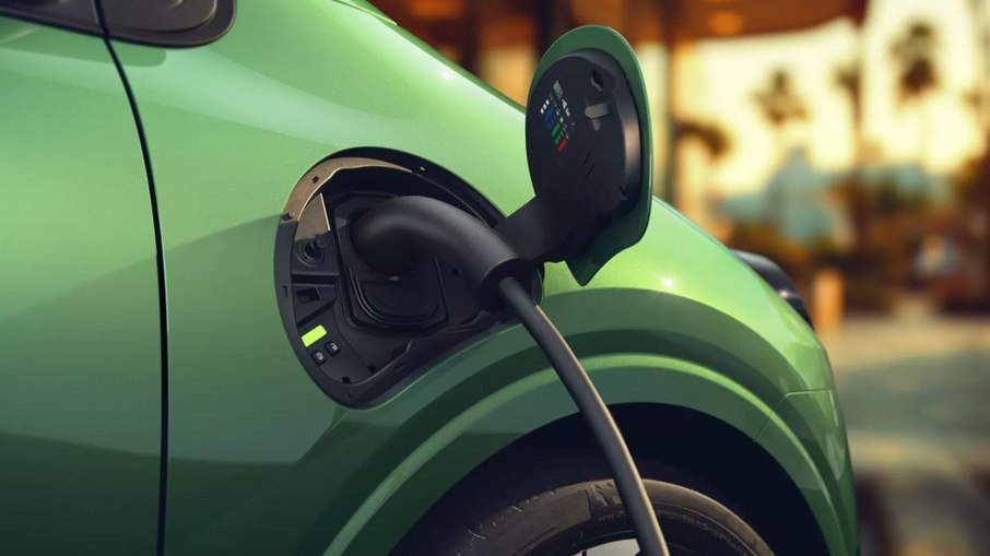 Renault Twingo E-Tech durante carregamento Renault Twingo E-Tech durante carregamento