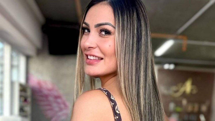 Andressa Urach faz bifurcação na língua para produção de conteúdo adulto