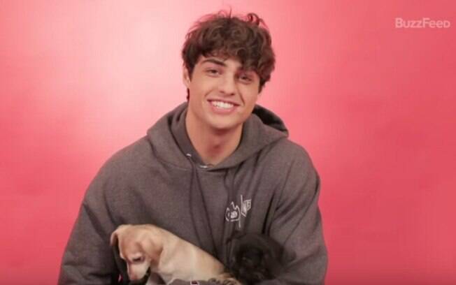 Noah Centineo conta como conseguiu a cicatriz que tem perto do queixo