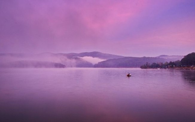 Lago roxo na Alemanha intriga moradores, mas há uma explicação