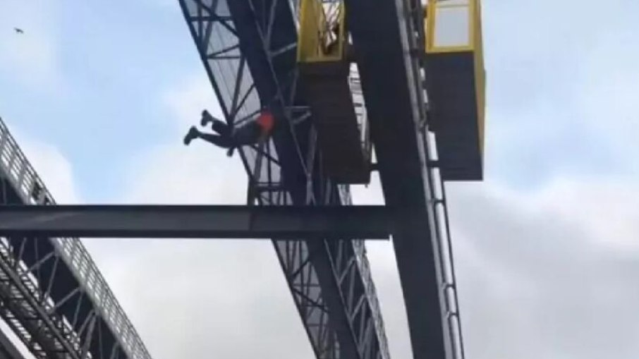 Motoristas registraram funcionário pendurado na obra Motoristas registraram funcionário pendurado na obra