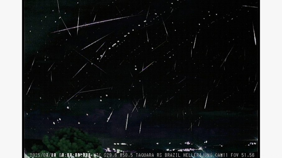 Montagem com os registros da chuva de meteoros Líridas Montagem com os registros da chuva de meteoros Líridas