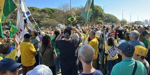 Manifestação pró-Bolsonaro reúne apoiadores em Brasília