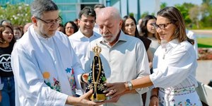 Lula participa de missa no feriado de Nossa Senhora Aparecida