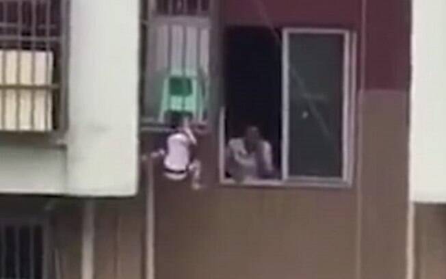 Bebê saiu sozinho pela janela do apartamento e ficou pendurado pelo pescoço em grades de prédio em província chinesa 