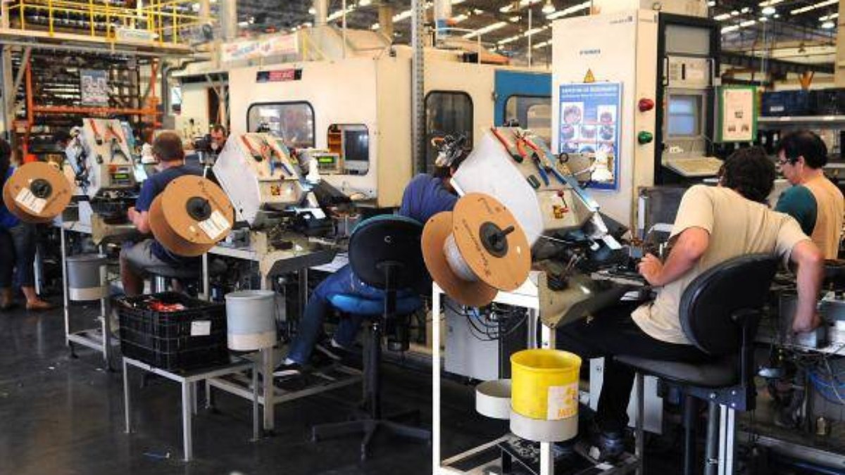 Produção industrial cai em julho