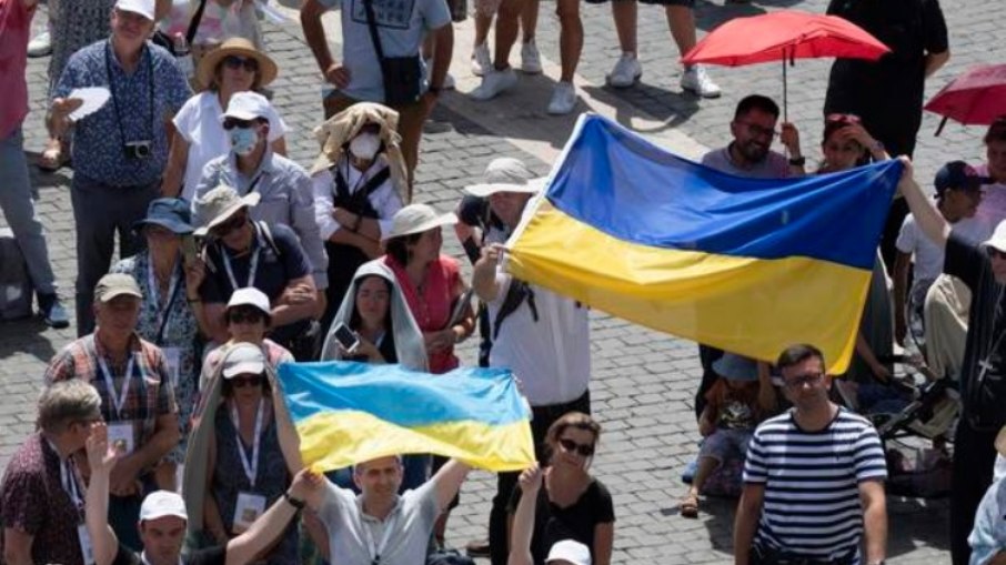 Fiéis carregando bandeiras ucraniana na Praça São Pedro, no Vaticano