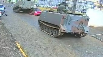 Tanque%20do%20Ex%C3%A9rcito%20passa%20por%20cima%20de%20carro%20estacionado%20