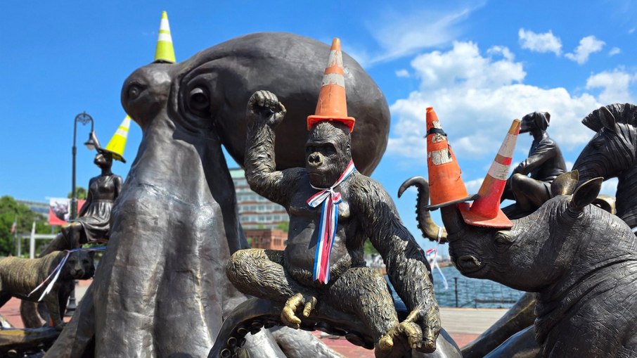 Torcedores da Escócia colocam cones de trânsito em estátuas de Boston, nos Estados Unidos