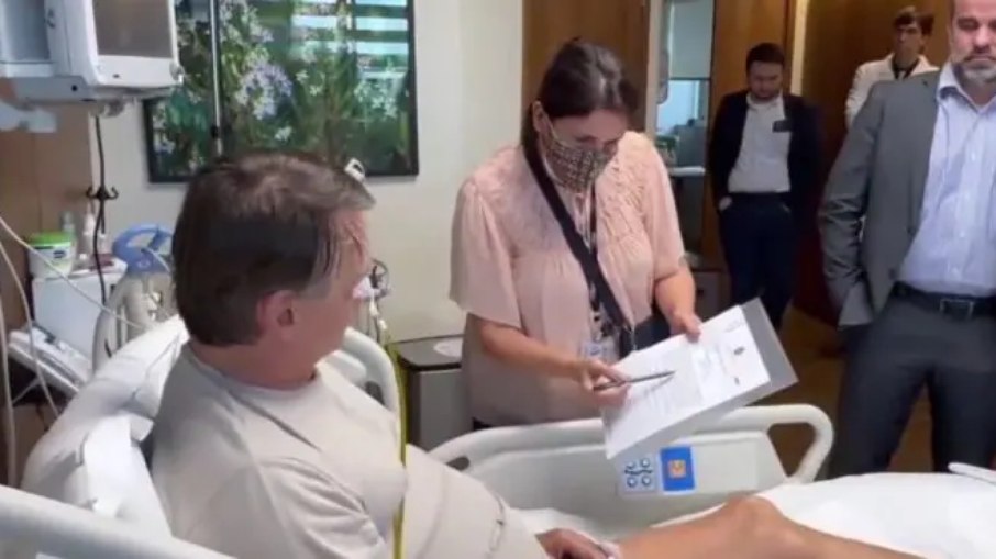 Jair Bolsonaro, no hospital, no momento em que recebe a intimação da oficial de Justiça Jair Bolsonaro, no hospital, no momento em que recebe a intimação da oficial de Justiça
