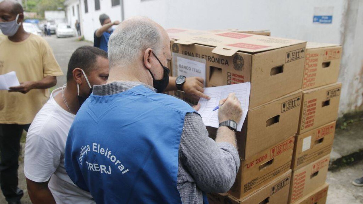 Distribuição das urnas eletrônicas para os locais de votação no Rio de Janeiro