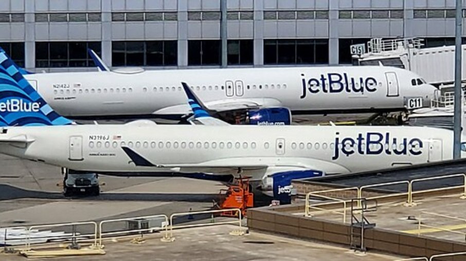 Queda brusca força pouso de emergência de voo da JetBlue na Flórida