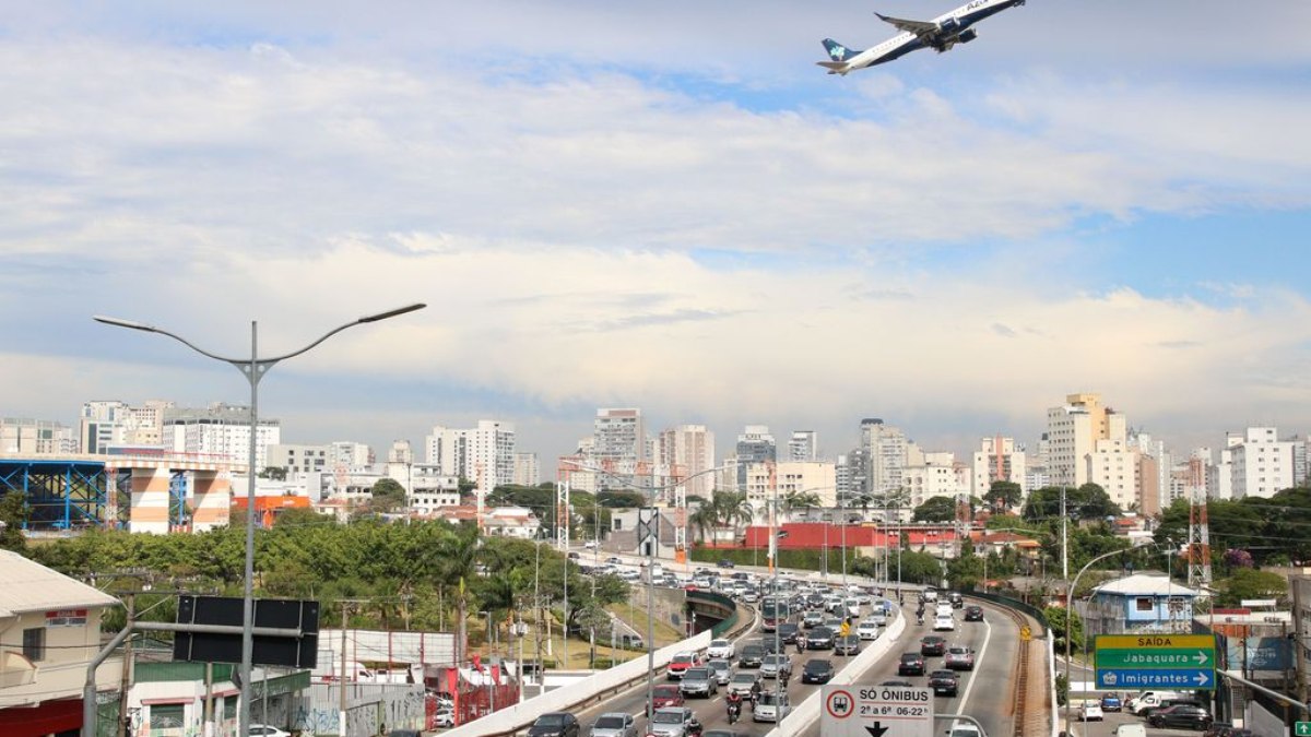 Avião decola do Aeroporto de Congonhas e sobrevoa a Avenida Pedro Bueno